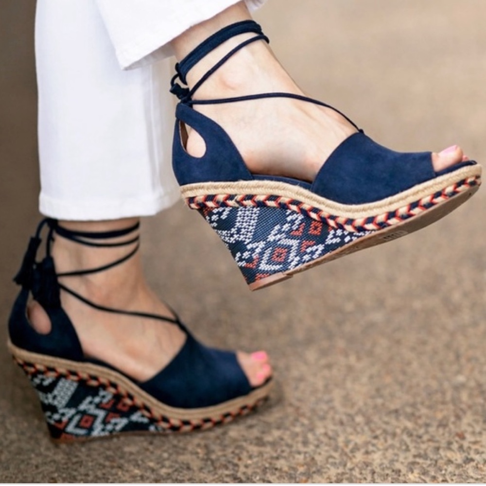 CAbi Isla Wedge Embroidered Lace Up Size 6